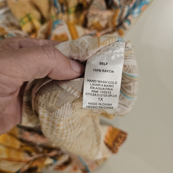 Savanna Jane Womans 1X Yellow Print Top - Picture 6 of 6